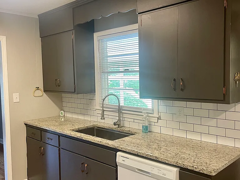 402 E L St — Photo 5