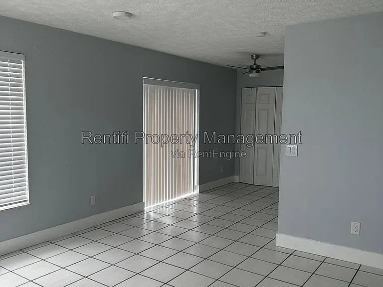 717 SE 9th St #A — Photo 11