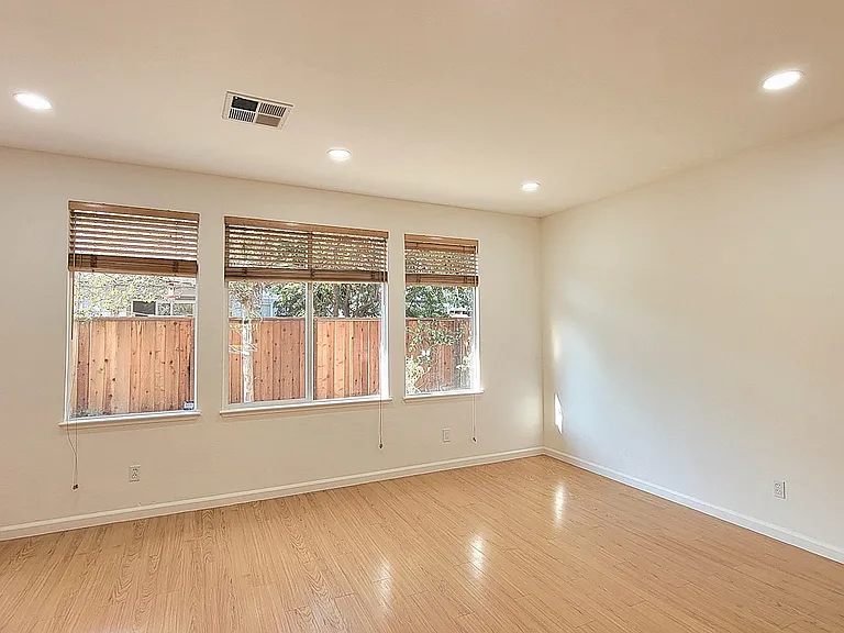 925 Gates St — Photo 13