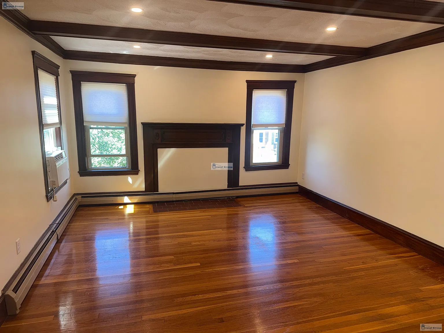 3 bed, 1.0 bath, 1275 sqft, $3,500 — Photo 2