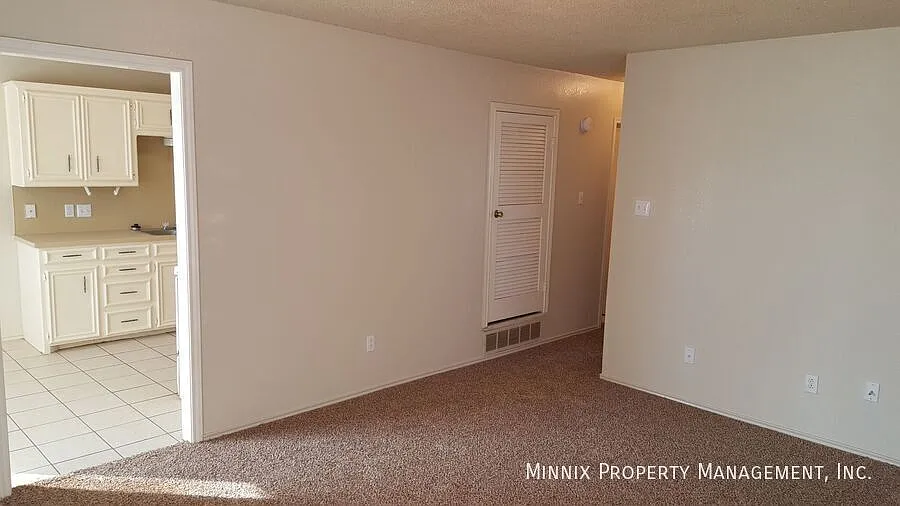 2 Bedroom | 9612 Elmwood Ave #B — Photo 3