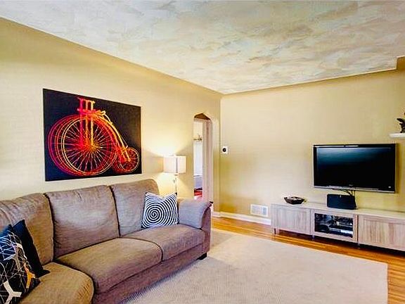3rd image of 1640 N Roslyn St