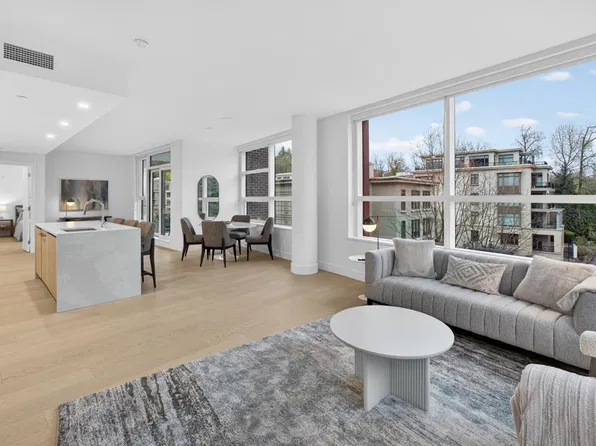 423 6th St #405, West Vancouver, BC V7T 0A1