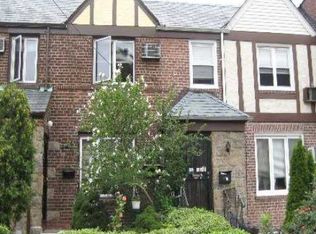 6752 Exeter St, Flushing, NY 11375