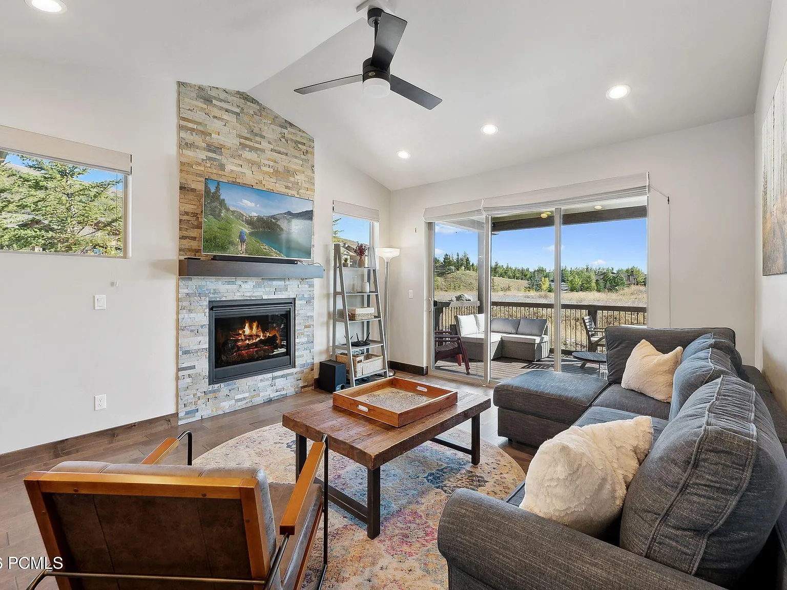 3 bed, 3.5 bath, 2635 sqft, $4,250 — Photo 2