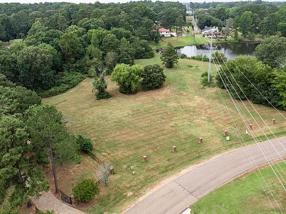 2nd image of 5 Dogwood Lake Dr