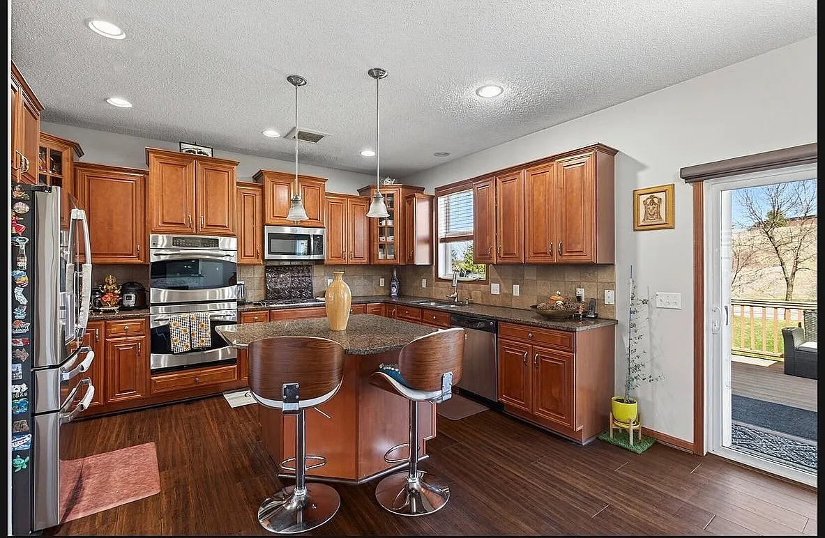 Stunning 5 Bedroom Home for Immediate Occupancy in EP!! — Photo 3