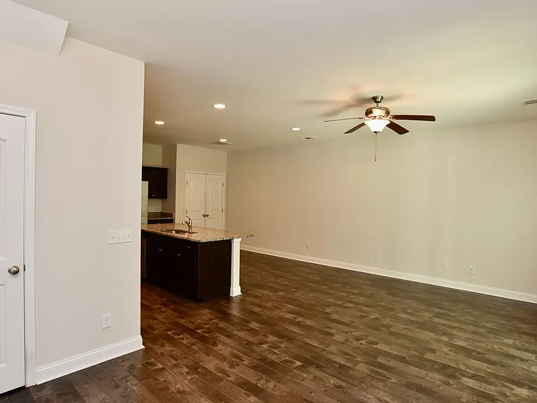 411 Ferguson Ln — Photo 5