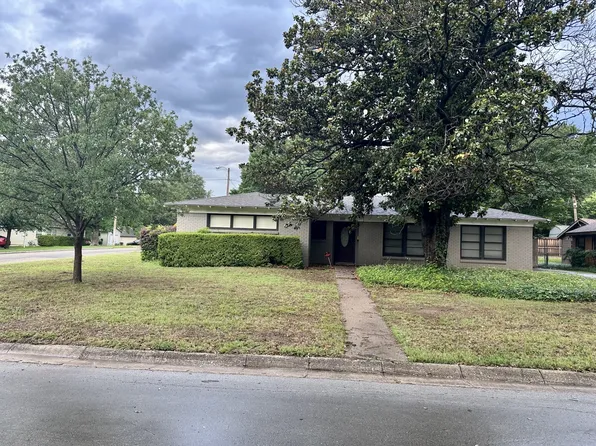 301 Makarwich Ct, River Oaks, TX 76114