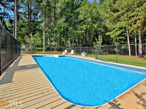 3rd image of 220 Manor Dr