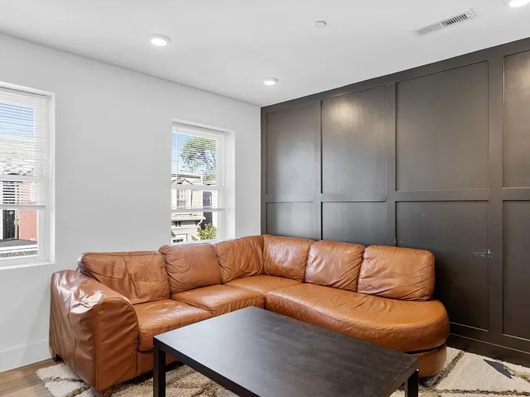 211 W 9th St #3 — Photo 3