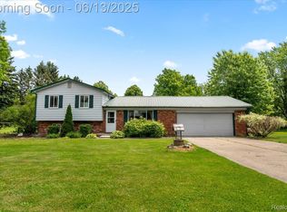 10442 Lafollette Dr, Brighton, MI