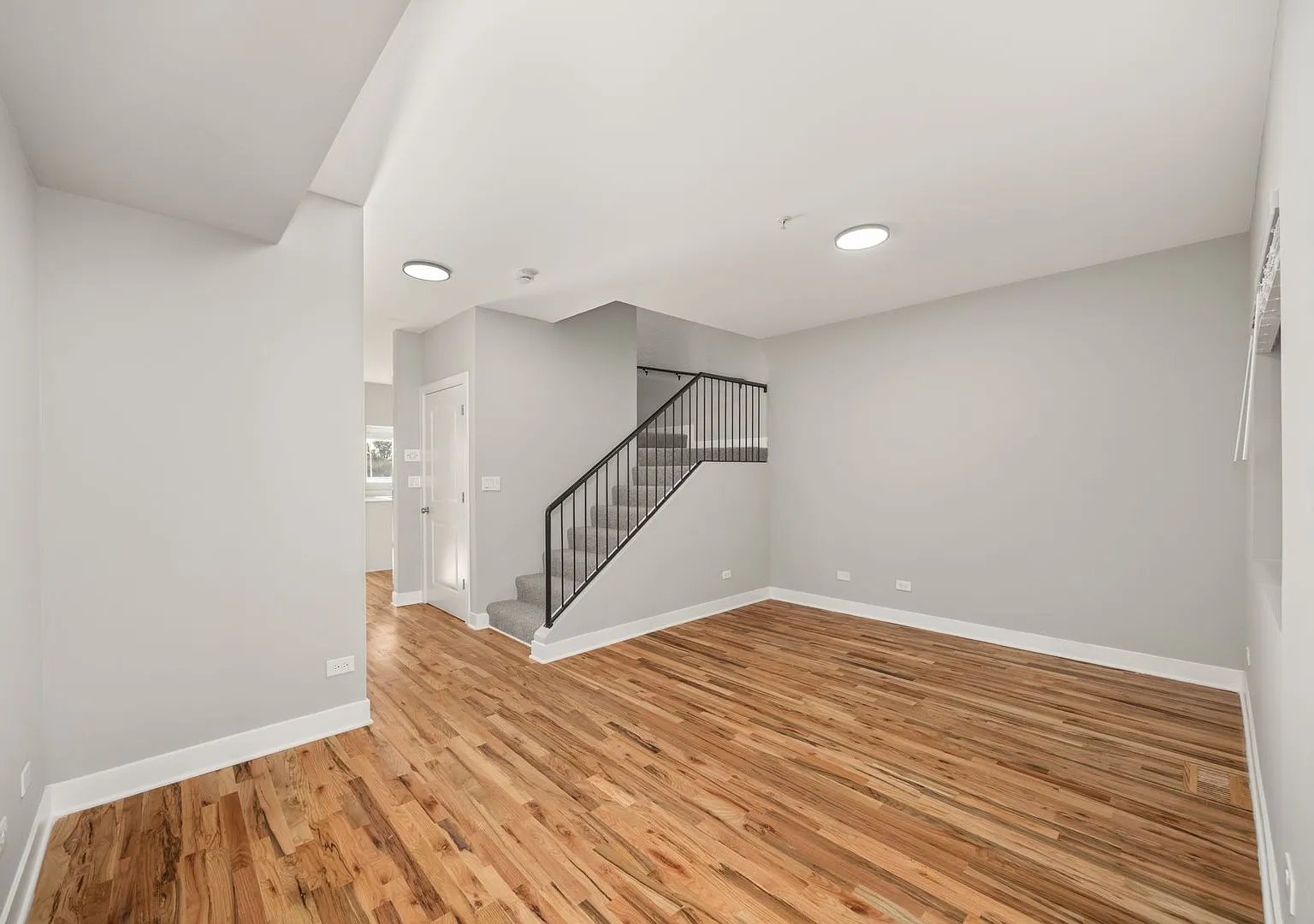 2 Bedroom, 2.5 Bathroom Apartment — Photo 3