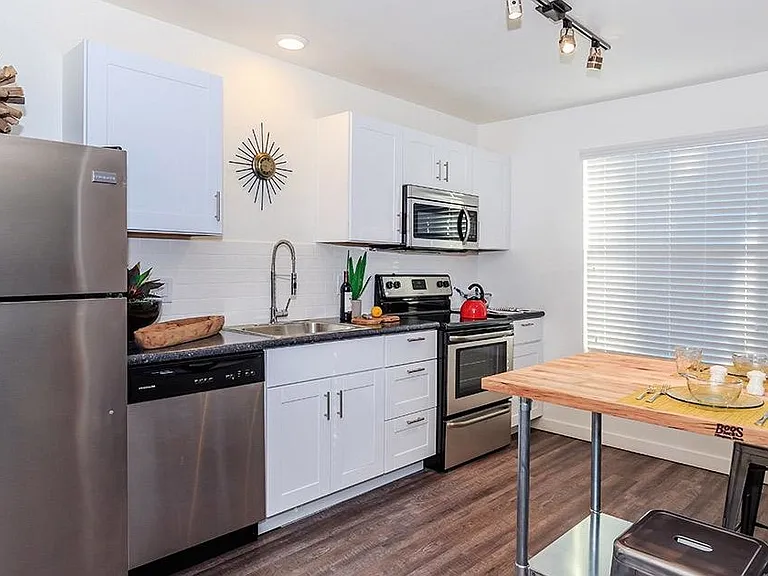 1137 W 5th St — Photo 3