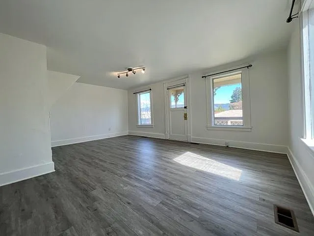 406 W 10th St — Photo 14
