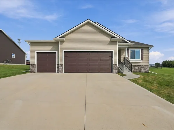 1806 Lakeview Dr, Pella, IA 50219