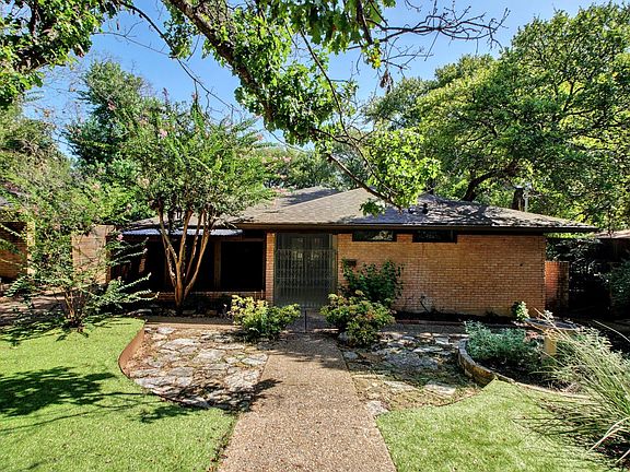 stunning single story 3 bed, 3 bath home