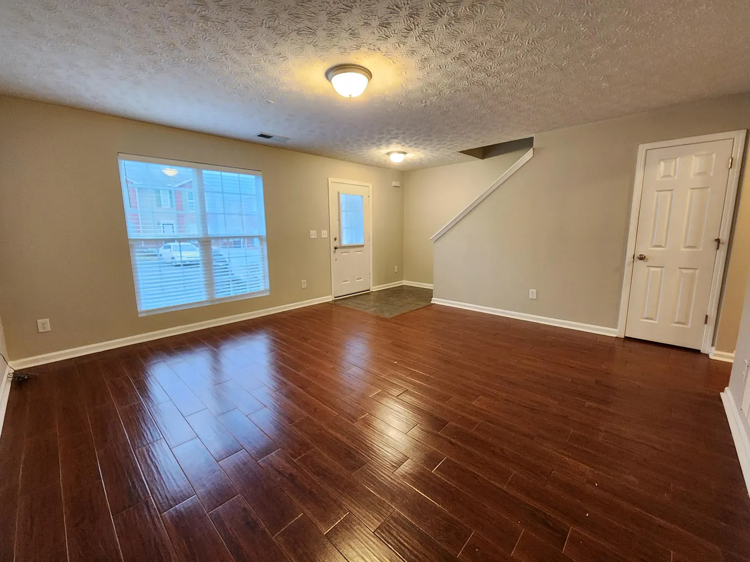 3 bed, 2.5 bath, 1400 sqft, $1,900 — Photo 3