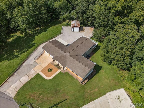 4th image of 653 Butternut Ln