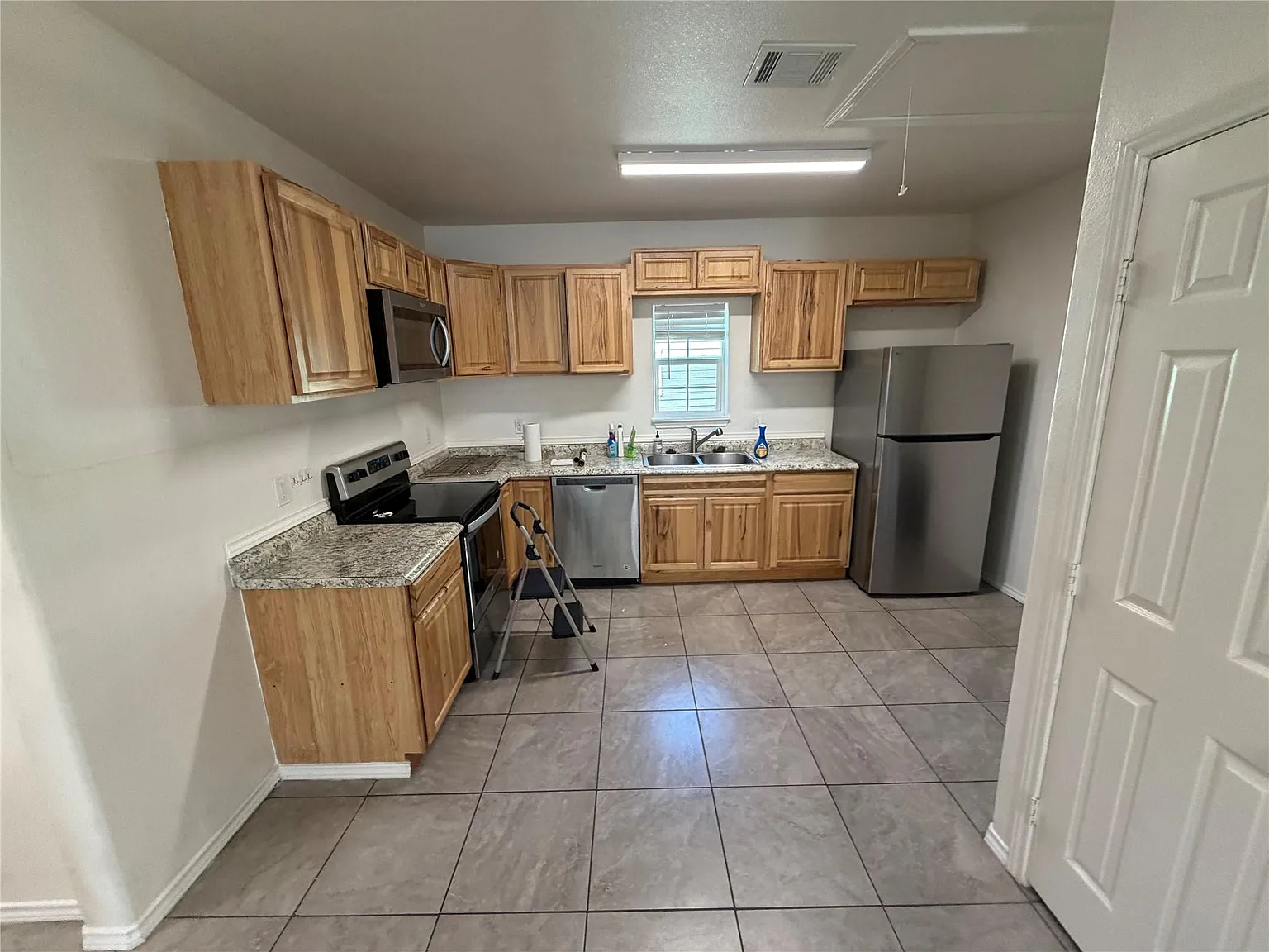 2 bed, 1.0 bath, 2128 sqft, $1,200 — Photo 4