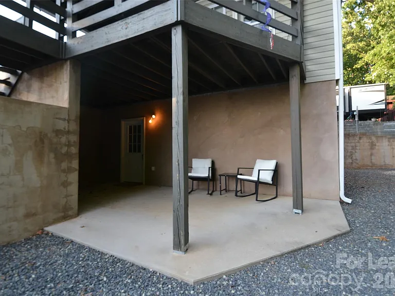120 Cardinal Dr N — Photo 2