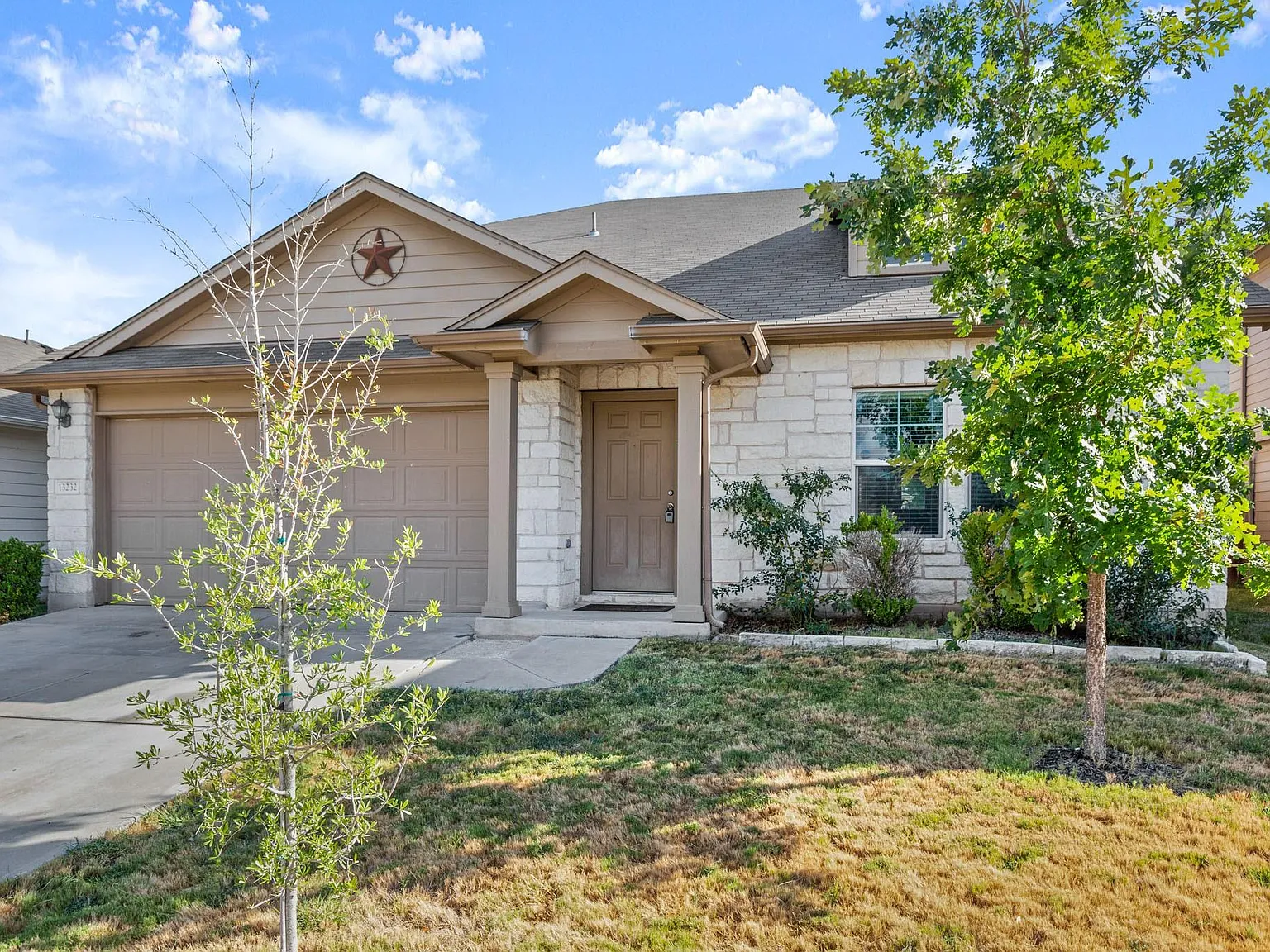 4 bed, 2.5 bath, 2095 sqft, $2,150 — Photo 2