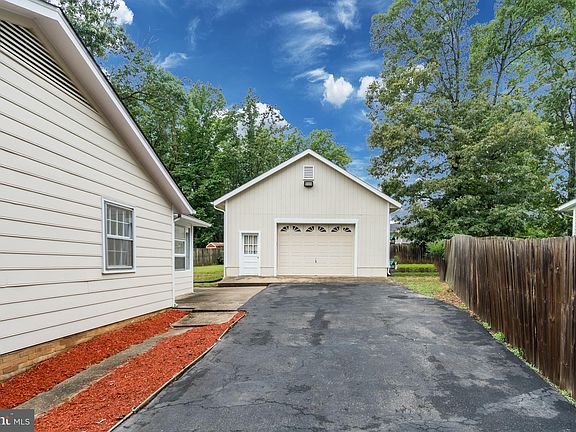 2nd image of 327 Tulip Cir