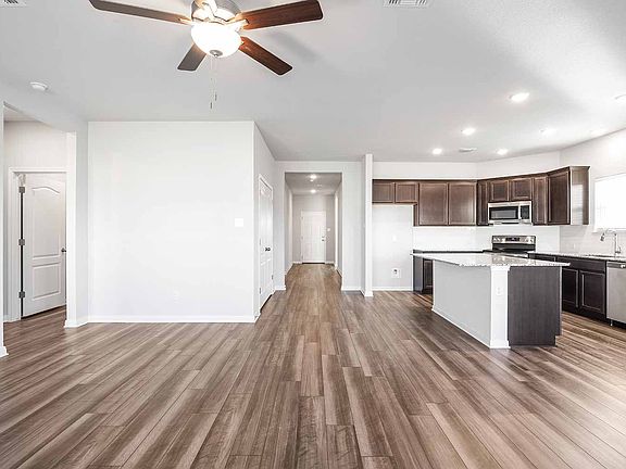 5th image of 2204 Clove Ct