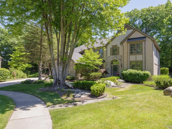 4237 Calumet Dr, Rochester, MI 48306