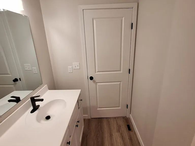 826-834 Thames Ct #1008 — Photo 27