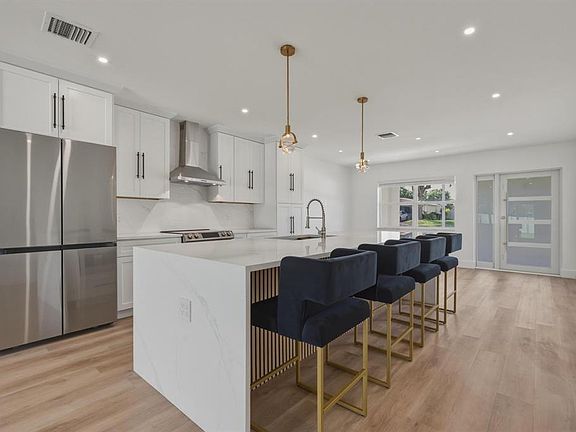 3rd image of 461 SW 1st St #461