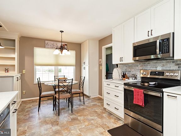 5th image of 18 Hamlin Dr