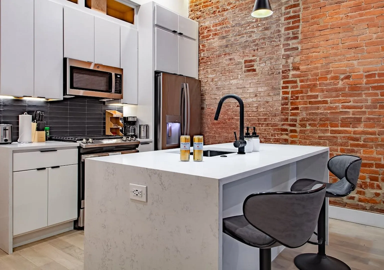 Vibrant 2-BR Luxe Flat Adjacent Eastern Market Walk to METRO, — Photo 4