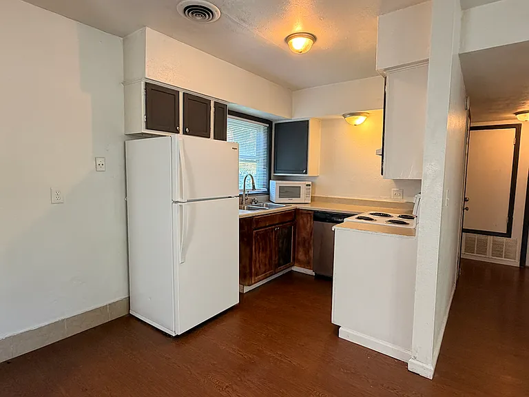 215-217 E Adobe St — Photo 7