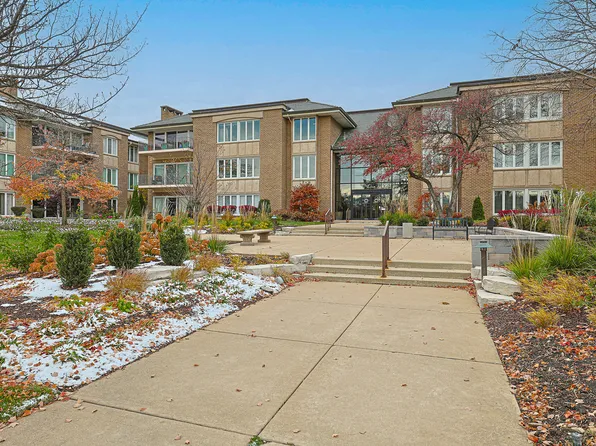 1 Oak Brook Club Dr APT B301, Oak Brook, IL 60523