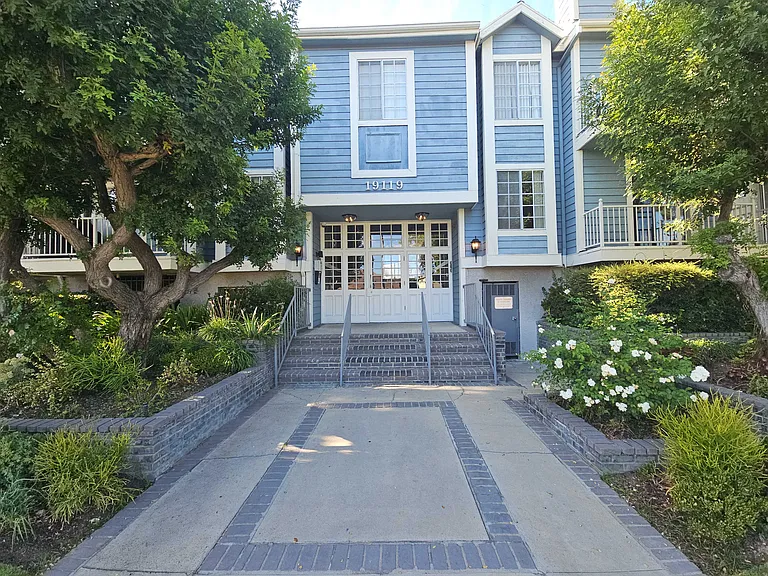 Sherman Way — Photo 7
