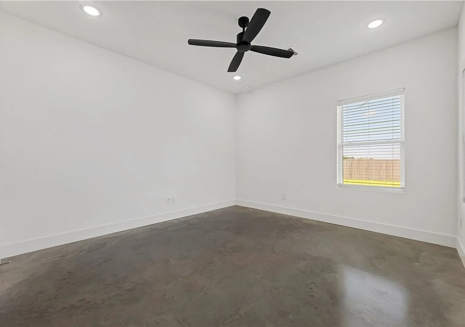 Pre-Lease Fall 2027 Luxury Home In South College Station — Photo 4