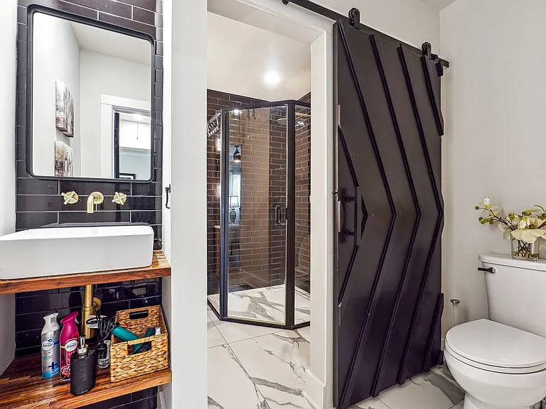 2450 Hillcrest Dr — Photo 15