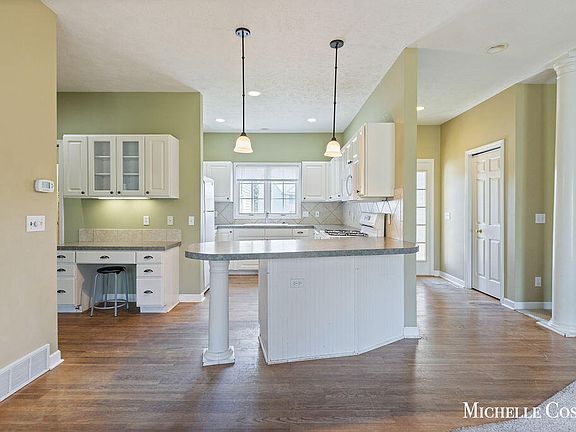 3rd image of 2843 Meadow Bluff Dr NW
