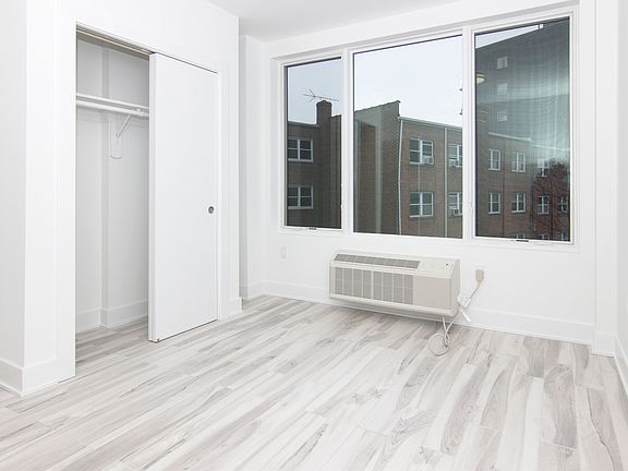 5th image of 27-15 Astoria Blvd #1R