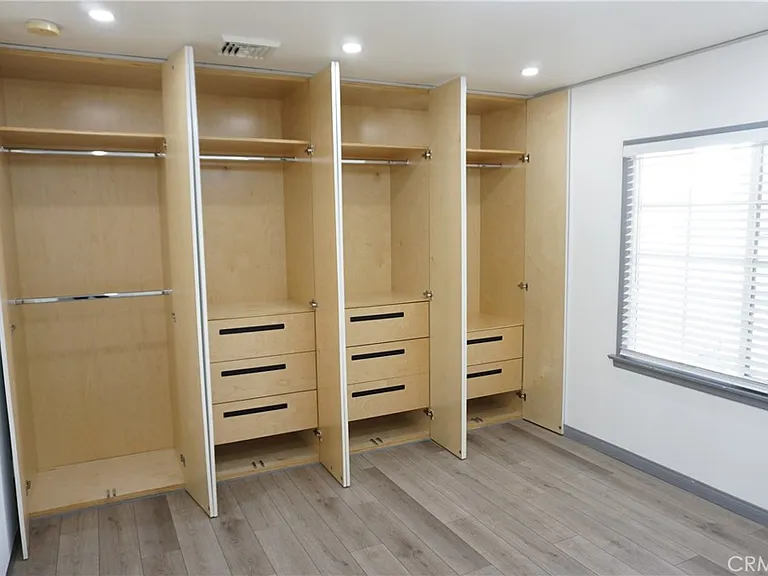 5540 Balboa Blvd — Photo 26