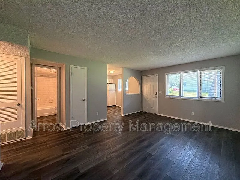 2 bed, 1.0 bath, 752 sqft, $975 — Photo 2
