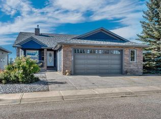 20 E Hillcrest Blvd, Strathmore, AB T1P 1X1