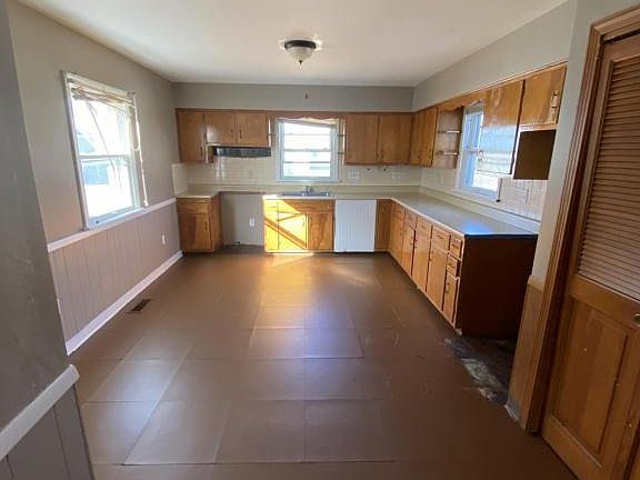 3rd image of 836 Marmion Ave