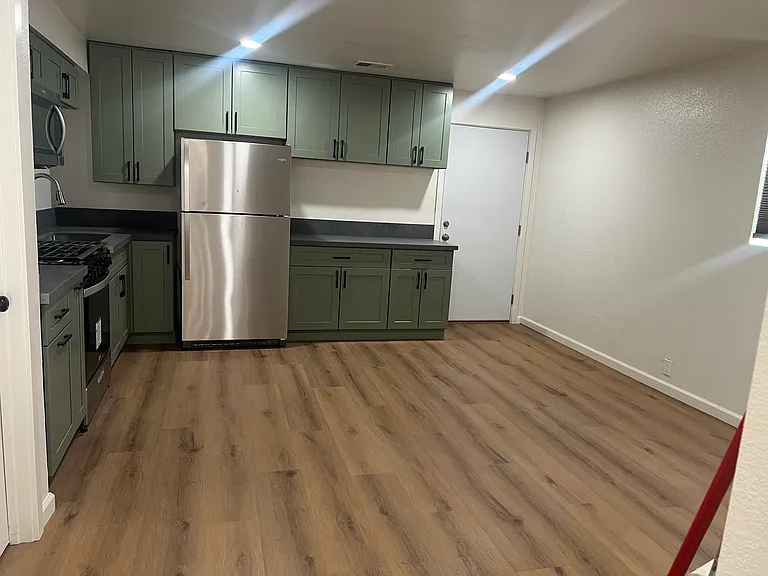 1820 E 6th Ave #5 — Photo 3