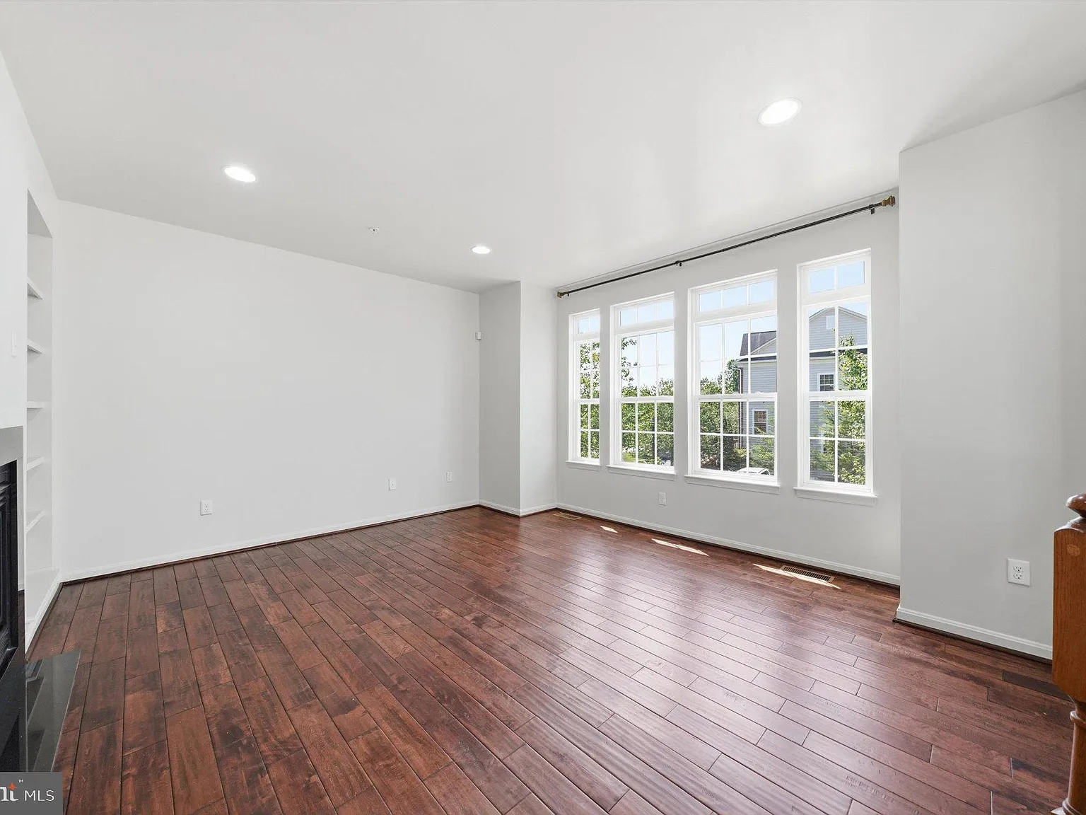3 bed, 3.5 bath, 1996 sqft, $3,200 — Photo 4