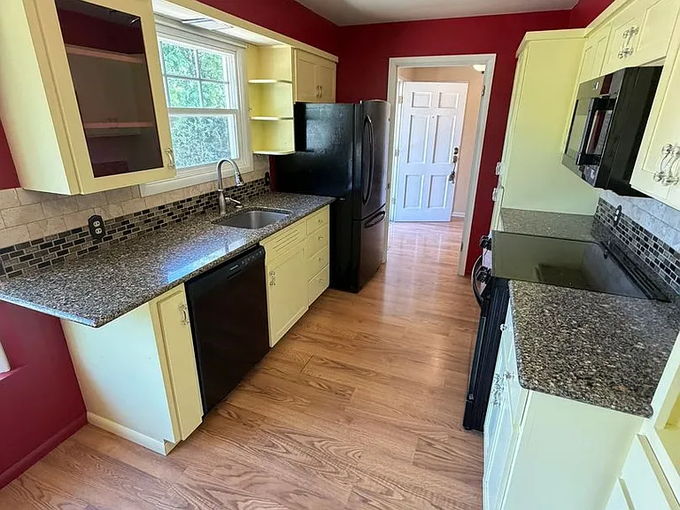550 Carlson Dr — Photo 10