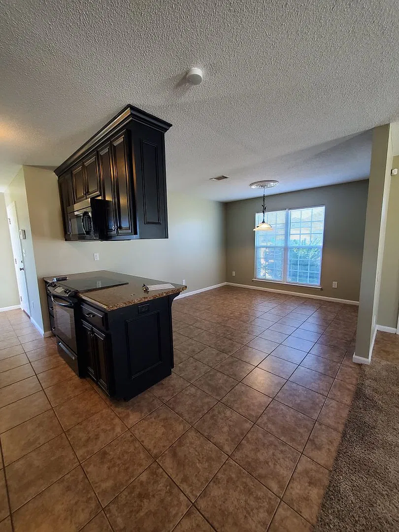Spacious 3-Bedroom Home with Two-Car Garage, Tray Ceilings & Fenced Backyard in Valdosta! — Photo 4