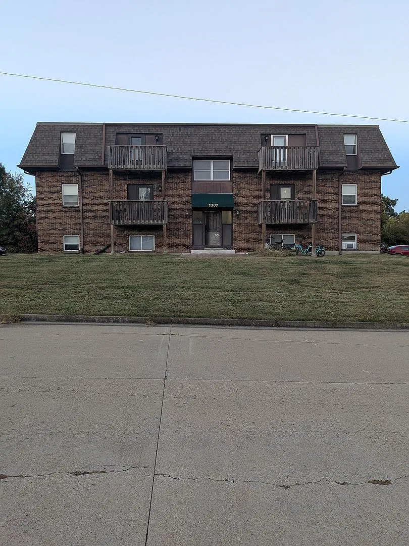 1307 Westview — Photo 1