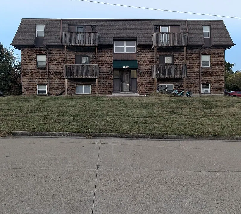 1307 Westview St